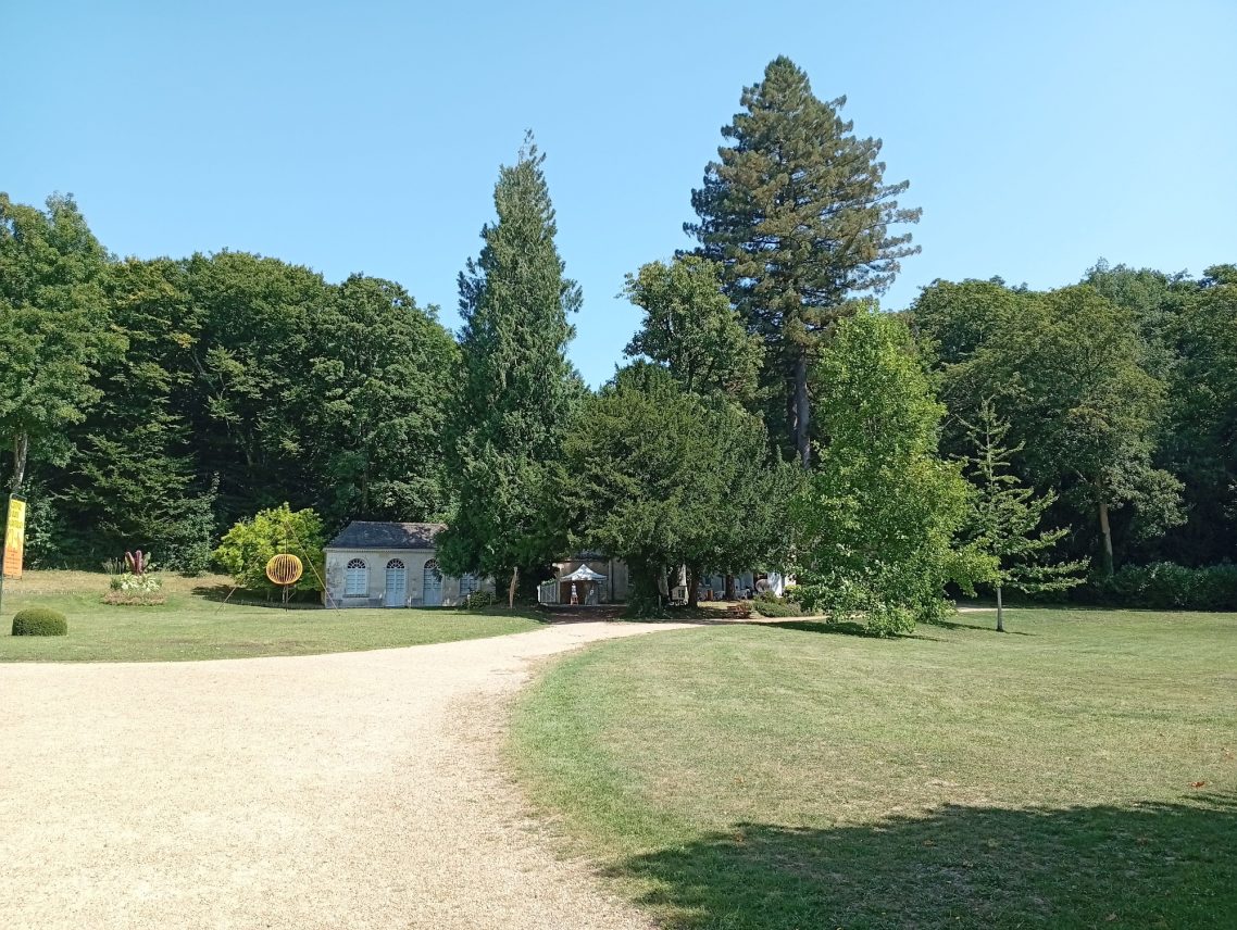 Allée vers droite menant aux communs de l'expo