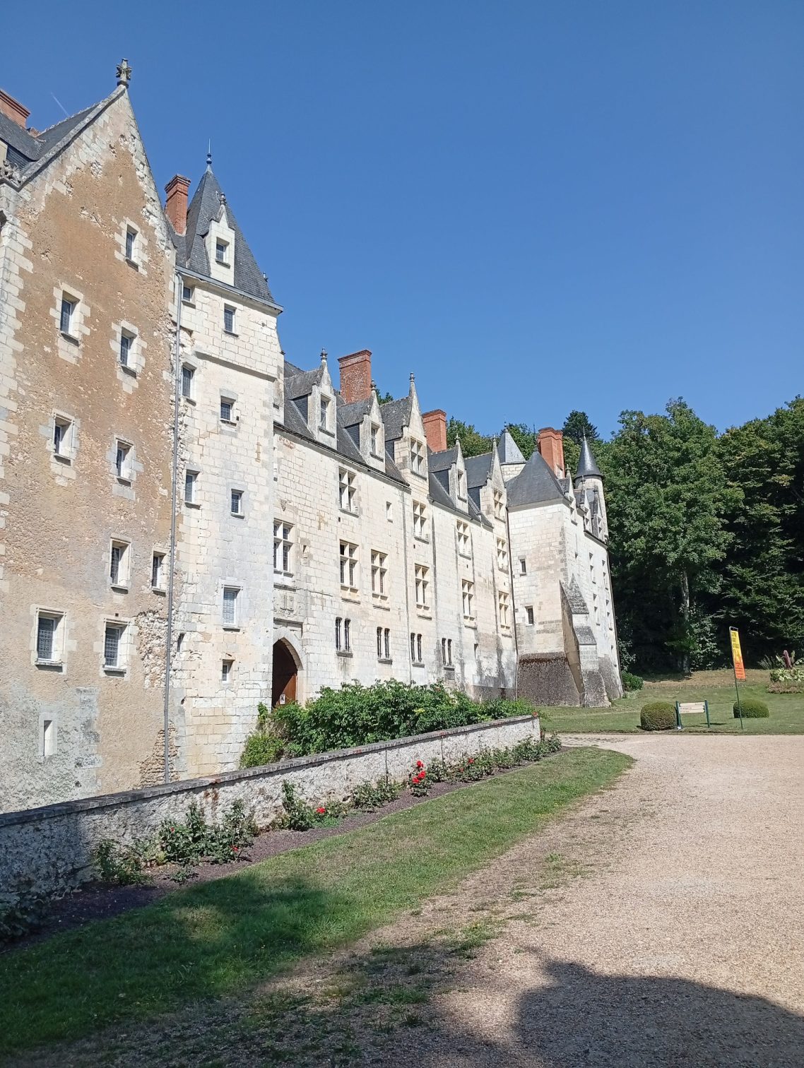 Allée vers gauche menant au château