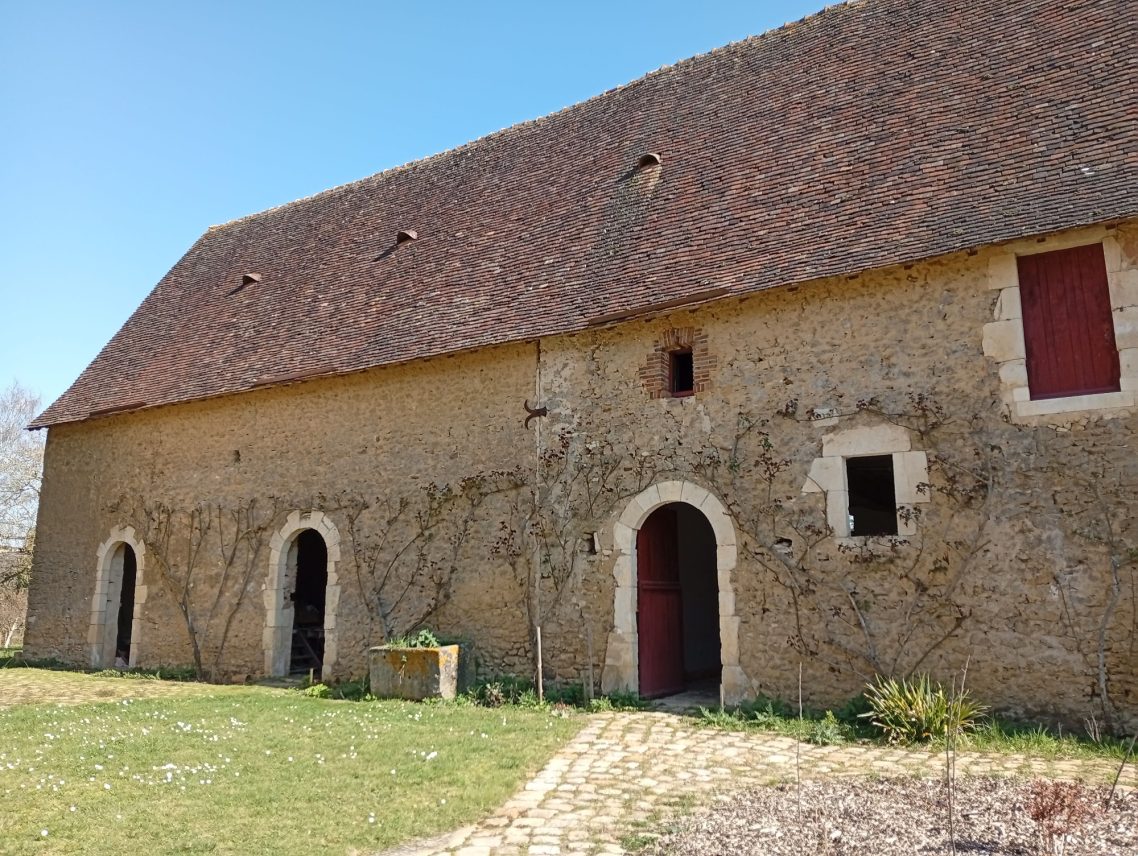 Ancienne ferme avec sellier et écurie (à gauche)