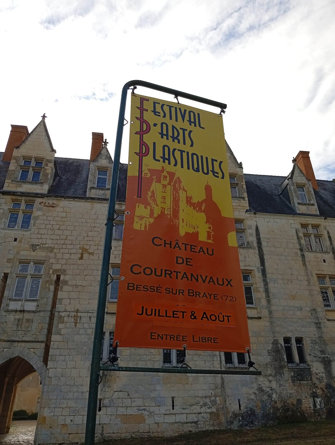 Drapeau du Festival devant le château