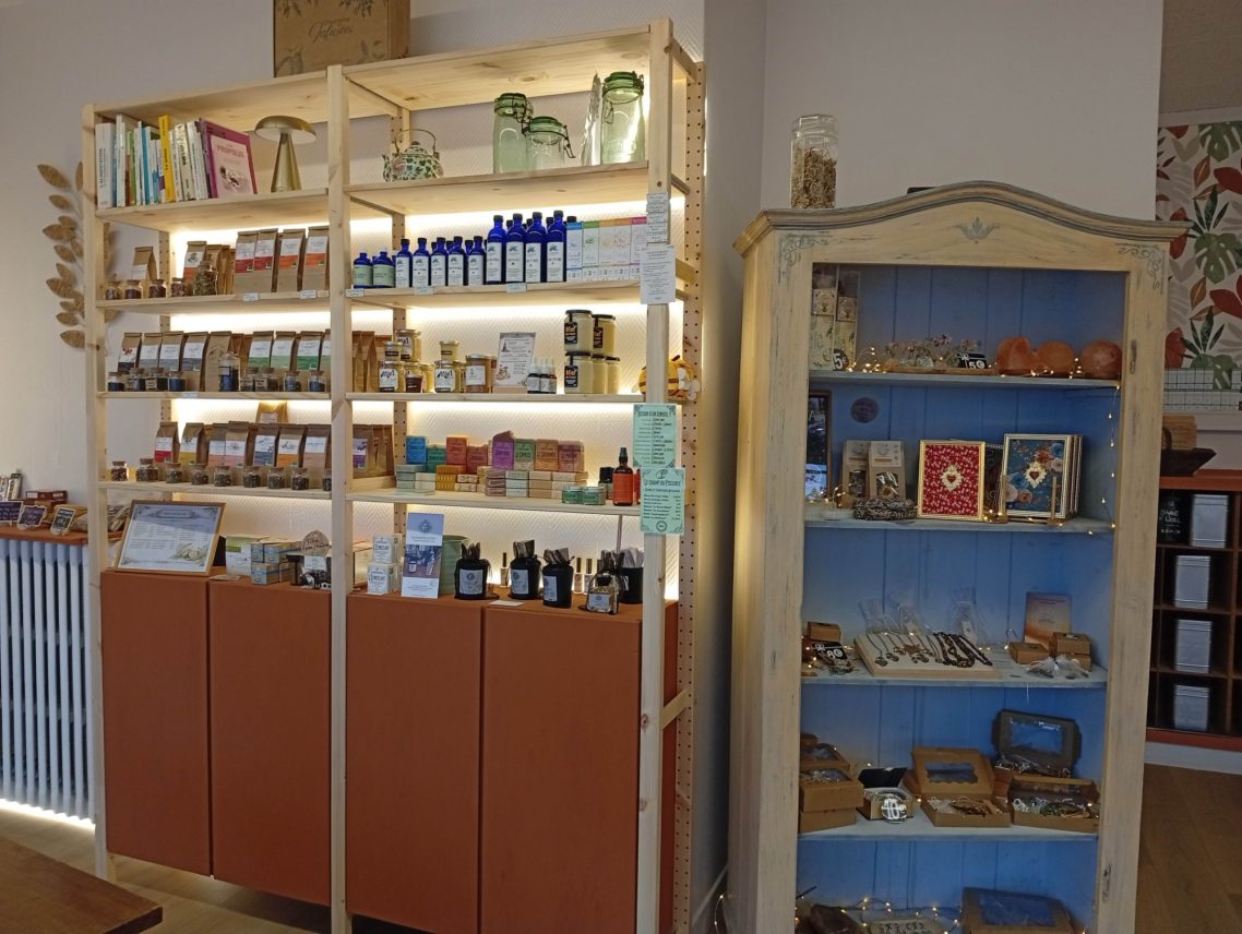 Vitrines de produits d'Aurore et de créations de partenaires